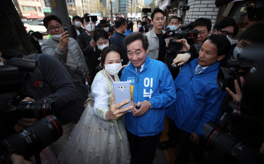 이낙연 민주당 서울 종로 후보가 2일 서울 종로구 경복궁역 앞에서 한 시민과 기념촬영을 하고 있다. 연합뉴스